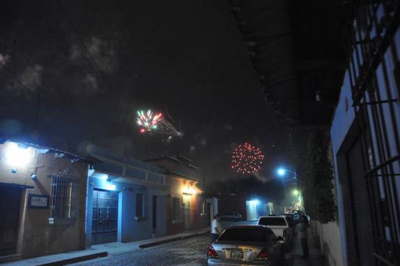 Fogos anunciam a chegada do Ano Novo em Antigua, na Guatemala